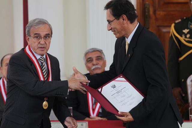 Foto 8: En 2010 fue elegido presidente regional de Moquegua para el período 2011-2014 por el movimiento regional “Gobierno Regional por ti”.