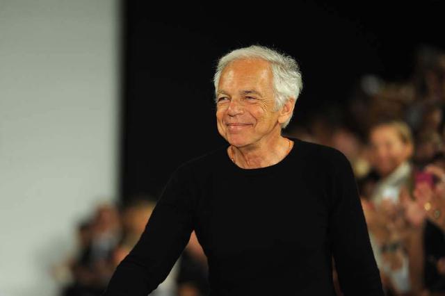 FOTO 3 | 8. Ralph Lauren – US$ 6,5 mil millones (€5,25 MM). Uno de los más aclamados diseñadores de moda de todos los tiempos, Ralph Lauren nació en el Bronx en el seno de una familia de inmigrantes judíos. Quería ser rico desde pequeño así que desde temprano se involucró en el mundo de la moda. Su primer gran éxito fue cuando le ordenaron 1.200 corbatas que él había creado. Estudió negocios en la Universidad de Baruch, pero se retiró después de dos años para unirse al ejército. Su ambición lo llevó a crear la compañía Polo, y luego fundó una de las empresas más apreciadas en el mundo de la moda.