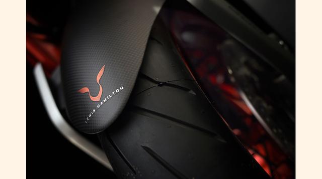 La motocicleta viene equipada con neumáticos de competición Pirelli Diablo Rosso II 120/70 – ZR 17 en la parte delantera y 200/50 – ZR 17 detrás. (Foto: MV Agusta)