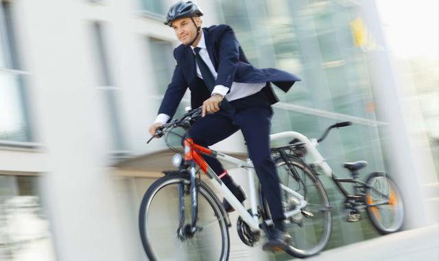 FOTO 2 | La seguridad: así como el uso de cinturón de seguridad es obligatorio, el casco también lo es al momento de montar bicicleta. Complementa su uso con rodilleras y coderas que te protejan ante una posible caída.