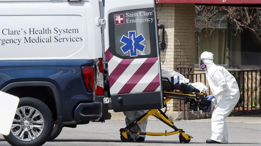 Después de pocas semanas de esta pandemia, Estados Unidos ya ha alcanzado la mitad del número de muertes tras casi dos décadas de guerra en Vietnam. REUTERS/Stefan Jeremiah