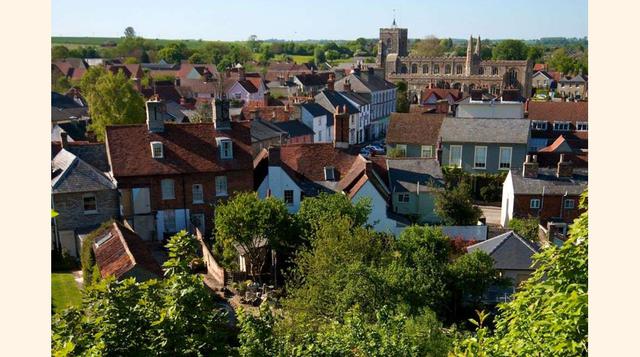 Clare (Suffolk). Una abadía agustina, las ruinas del castillo, una iglesia medieval y el museo local se hermanan con las características casas pintadas en tonos pastel de Clare para convertir a este pueblo en uno de los centros patrimoniales del valle de 