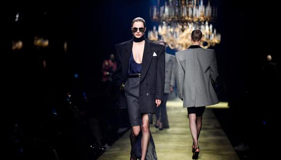Una modelo presenta una creación de la colección Otoño-Invierno 2023-2024 de Saint Laurent Womenswear durante la Semana de la Moda de París en París, el 28 de febrero de 2023. (Foto de JULIEN DE ROSA / AFP)