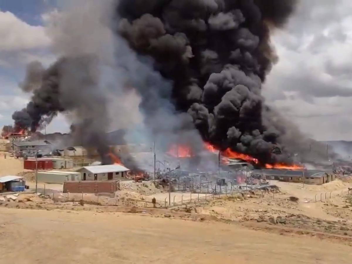 Ayacucho minera Apumayo VANDALISMO | gigantesco incendio arrasó campamento tras acción de manifestantes nndc | PERU | GESTIÓN
