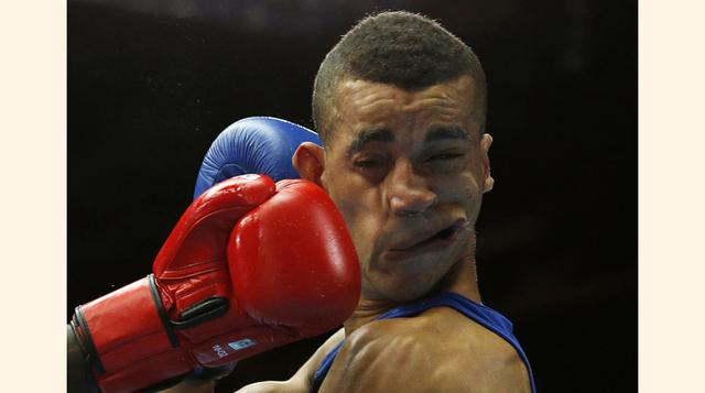 Boxeador inglés Samuel Maxwell recibe un golpe en la mandíbula durante una pelea en Escocia. (Foto: Reuters)