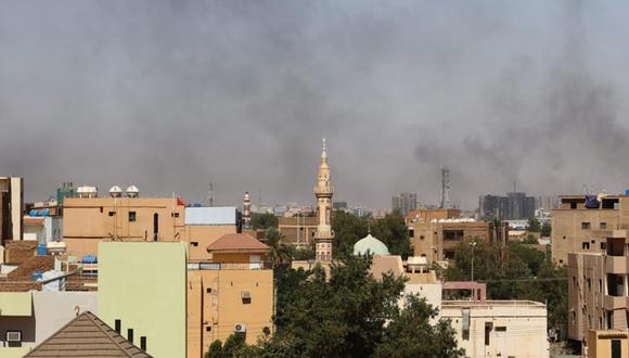 El humo se eleva sobre la ciudad durante los combates en curso entre el ejército sudanés y los paramilitares de las Fuerzas de Apoyo Rápido (RSF) en Jartum, Sudán, 19 de abril de 2023 (Foto: EFE/EPA/STRINGER)