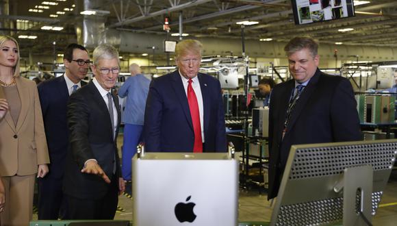 Donald Trump visita la planta de Apple que queda en Austin (Texas) junto al CEO de Apple, Tim Cook. (Foto: AP)