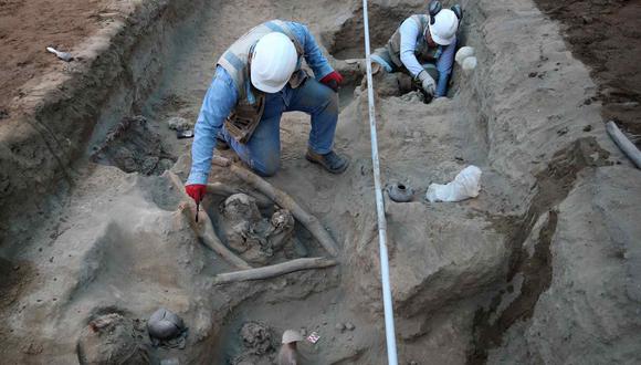 Ocho fardos milenarios salen a la luz en el norte de Lima durante una excavación. (Foto: EFE)