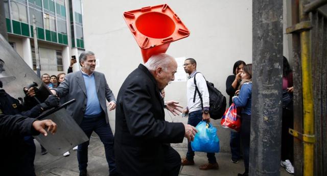 El integrante del disuelto Congreso Carlos Tubino (Fuerza Popular) fue agredido con un cono de tránsito por algunos ciudadanos en las inmediaciones del Parlamento luego de ser impedido de ingresar. (Foto: Renzo Salazar / GEC)