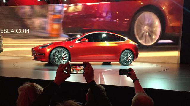 La empresa presentó el nuevo modelo el jueves por la noche en su sala de exhibición en Los Ángeles. La presentación estuvo a cargo de Elon Musk, fundador de Tesla Motors. (Foto: AP)