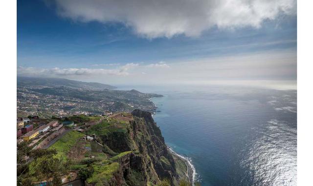CABO GIRÃO, PORTUGAL. El pintoresco acantilado está en la costa sur de la Isla de Madeira. Tiene 570 metros de alto y es un mirador terriblemente popular en el océano Atlántico. También tiene una plataforma de vidrio, la más alta para un acantilado en Eur