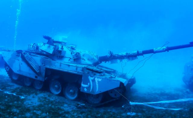 1. Un tanque de combate Khalid de las Fuerzas Armadas Jordanas hundido en el lecho marino del Mar Rojo frente a la costa de la ciudad portuaria de Aqaba. (Foto: Reuters)