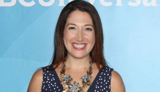 FOTO 14 | 14. Randi Zuckerberg: Fundadora y CEO, Zuckerberg Media. Randi Zuckerberg dijo “Una vez alguien me dijo que fuera menos interesante. Creo que lo decían de forma constructiva porque en Silicon Valley hay una cultura de estar metido 24/7 en tu startup o no te toman en serio. Es una cultura muy demandante, sobre todo si eres mujer.”

“De por sí la gente ya espera que estés distraída con tu familia, así que necesitas meterte mucho más para demostrar que estás verdaderamente comprometida. A mi siempre me ha gustado el teatro y el arte así que me aconsejaron ser menos interesante porque sentían que la gente pensaría que iba a distraerme si sabían que me interesaba el teatro. Me llevó varios años darme cuenta de que probablemente fue el peor consejo que me dieron.”
Ser interesante y encontrar formas de sobresalir le agregan profundidad a lo los demás perciben de ti, pero también te hace memorable, algo que es especialmente valioso cuando estás iniciando un negocio. La única advertencia es asegurarte de que tus pasiones personales no interfieran con las responsabilidades de tu negocio. (Foto: Shutterstock)