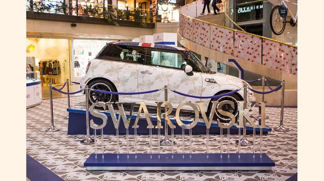 En el 2011, Swarovski lanzó el Mini Cooper Cristalizado, creado de forma artística para celebrar la Boda Real de los Duques de Cambridge. La carrocería de lleva más de 250,000 cristales Swarovski, dispuestos en la forma de la bandera británica, y brillant