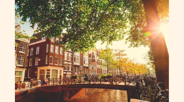 Ámsterdam (Paises Bajos). Uno de los muchos puentes que cruzan los canales de Ámsterdam. (Foto: msn)