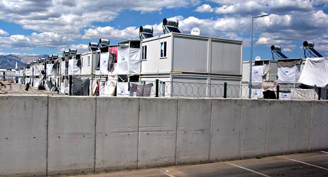 El campo está aislado de la ciudad de Kahramanmaras. Los refugiados que deseen salir y regresar por motivos de trabajo u otra razón deben solicitar un permiso especial a las autoridades turcas que administran el centro.