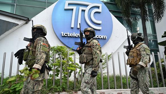 Soldados de Ecuador patrullan afuera de las instalaciones del canal de TC Televisión en Guayaquil. (Foto de MARCOS PIN/AFP).