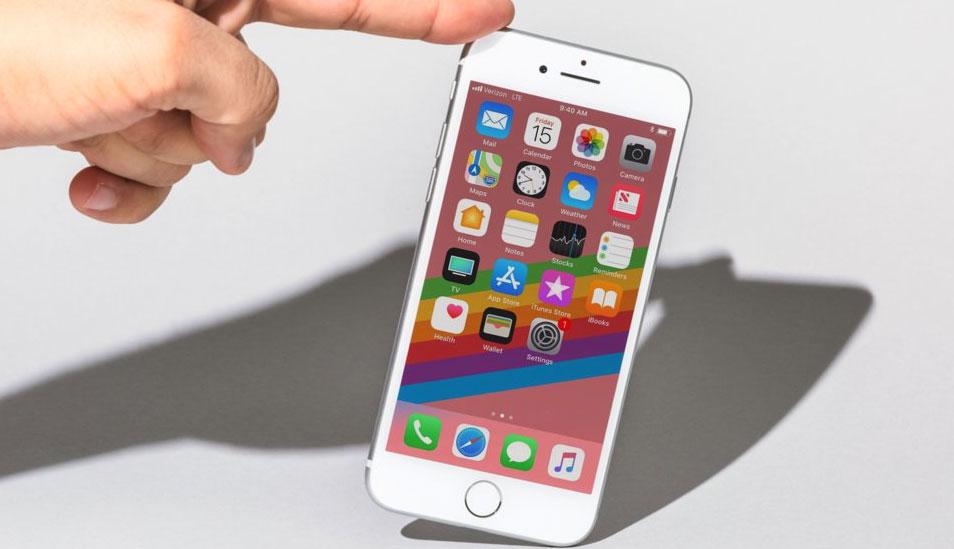 FOTO 14 | 7. El iPhone 8 (PRECIO US$ 700), viene con un vidrio refinado y un cobertor de metal. Tiene una muy buena cámara y un fuerte performance. Con este Smartphone, Apple entró a la carga rápida y wireless que no tenían los anteriores dispositivos de Apple. (Foto: Business Insider)