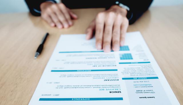 FOTO 1 | ¿A qué tipo de puesto de trabajo parece que estoy aplicando?
Cuando tu currículum está delante de la persona que te va a contratar, lo último que quieres es que se pregunte: “¿Qué hace esta persona aquí?” Tienes que ser capaz de ver si tu increíble experiencia conecta y te convierte en un gran candidato para el trabajo. Intentar que tu ‘corrector’ adivine qué estás solicitando ayuda a descubrir para qué tipo de funciones estás capacitado. (Foto: Freepik)