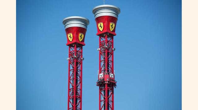 Las Thrill Towers de Ferrari Land simulan dos pistones gigantes que ofrecen una experiencia de caída libre desde 55 metros de altura.