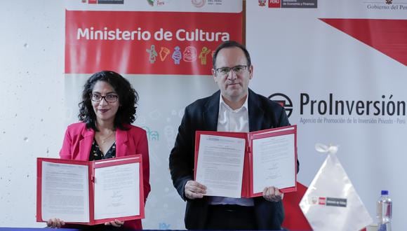 Leslie Urteaga, titular del Mincul, junto a José Salardi, director ejecutivo de ProInversión, en la firma del Convenio Marco entre las dos instituciones. Foto: Mincul.