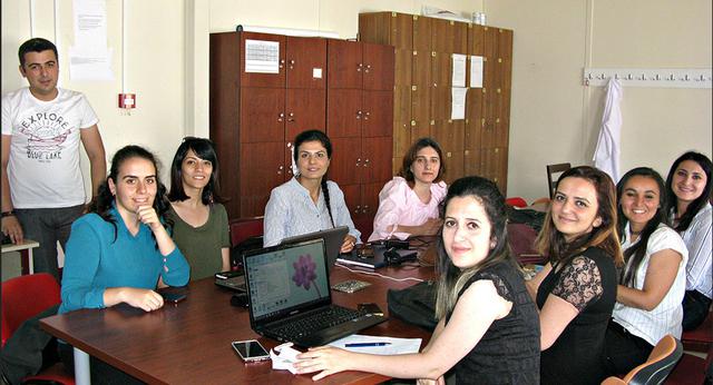 La mayoría de profesores son de origen turco pero también hay docentes sirios.