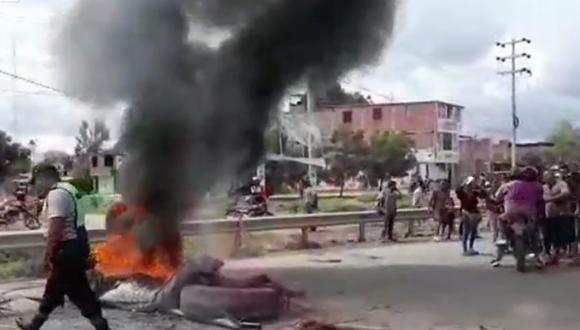 Un grupo de personas del sur de Piura bloquean carretera A la Legua con la quema de llantas para exigir drenaje por inundaciones a causa de intensas lluvias. (Captura: Canal N)