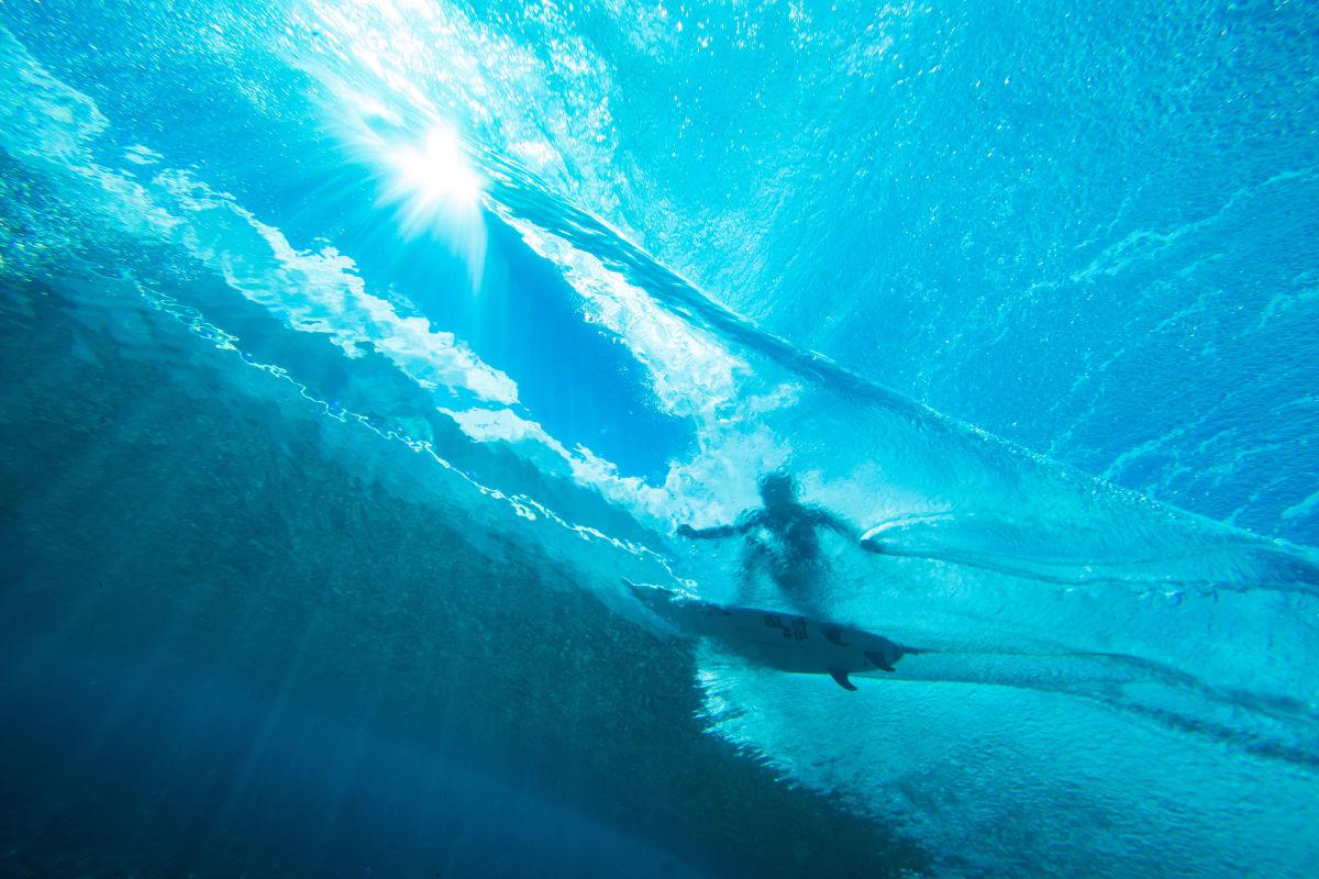 Tatiana Weston-Webb de Brasil monta el oleaje en Teahupoo, Tahití, durante una sesión de freesurf en el evento Tahiti Pro 2019. (Brian Bielmann / AFP)
