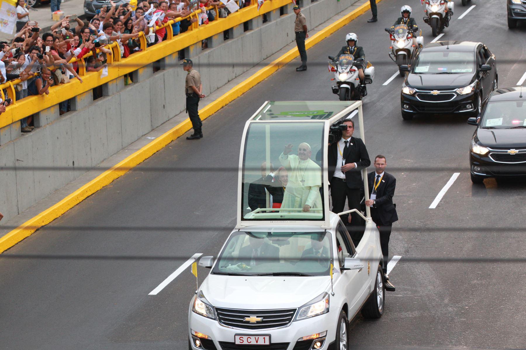 Foto 1 | El Sumo Pontífice y su comitiva arribaron a una base de la Fuerza Aérea ubicada junto al aeropuerto internacional Jorge Chávez de Lima, en un Airbus 321 de Latam, que fue escoltado por aviones de combate desde que ingresó a cielo peruano procedente del puerto chileno de Iquique.