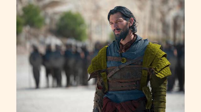 Daario Naharis luce bastante distinto en los libros. Siempre viste con colores brillantes y tiene el pelo y la barba teñidos de azul y dorado, aunque como espadachín es igualmente temible. Imagen: Reddit.