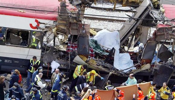 Equipos de emergencias evacuan cadáveres de víctimas del 11-M en un tren destrozado por la explosión de una de las bombas, el 11 de marzo del año 2004 en la estación de Atocha, en Madrid © Christophe Simon / AFP/Archivos