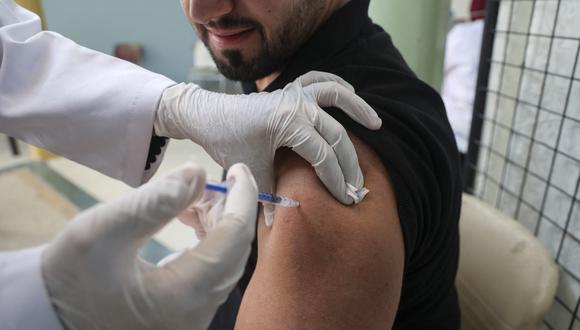 Varios estudios han concluido que la eficacia de la vacuna ha disminuido con la variante delta, aunque el nivel preciso de esa caída difiere entre los distintos análisis. (Foto: AFP)