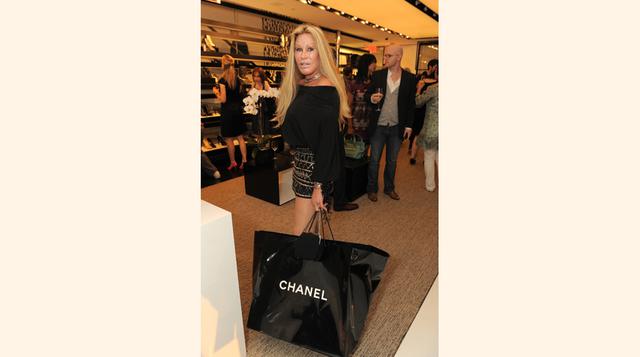 Jocelyn Wildenstein: Esta suiza gastó millones en cirugías para parecerse a un gato y satisfacer a su marido, Alec Wildenstein, quien le fue infiel en 1997. Por el divorcio obtuvo US$ 2,500 millones. (Foto: Getty)