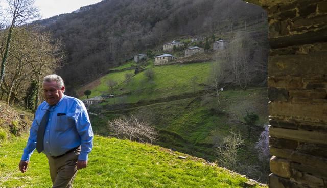 FOTO 3 | Pepe Rodil walks in front of Teixois hamlet in the region of Asturias.Photographer: Angel Navarrete/Bloomberg