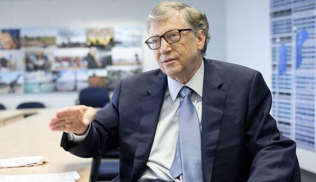 FOTO 2 | 2. Bill Gates. Valor neto: $91.3 mil millones de dólares
Empresa: Cofundador de Microsoft y de la Fundación Bill and Melissa Gates
Edad: 63 años
En 1975, cuando Bill Gates tenía 20 años, le vendió a MITS Altair un software que él había desarrollado en su dormitorio de la universidad. MITS Altair había desarrollado la primera computadora personal del mundo, y compró este software por $3,000 dólares más regalías. Poco después, Gates se salió de Harvard para empezar a trabajar en un proyecto que pronto se convertiría en Microsoft. (Foto: Getty)