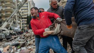 Más de 2,300 muertos por terremoto: al menos 1,498 en Turquía y 851 en Siria