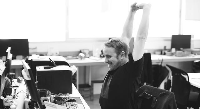 FOTO 4 | 3. Estira y despierta tu cuerpo (2-3 minutos). Estirarse después de dormir instantáneamente te hará sentir mejor ya que ayuda a tus músculos a despertar y a funcionar más eficientemente. El estiramiento es una forma simple de ejercicio que puede ayudar a aliviar la tensión muscular del día anterior. Hacer ejercicios simples a primera hora de la mañana puede ayudar con la tensión muscular y la rigidez de las articulaciones, así como mejorar la circulación y aumentar la flexibilidad general del cuerpo.

Estos estiramientos fáciles una forma poderosa de darle a tu mente un impulso natural y despertar tu sistema nervioso central. (Foto: rawpixel vía Unsplash)