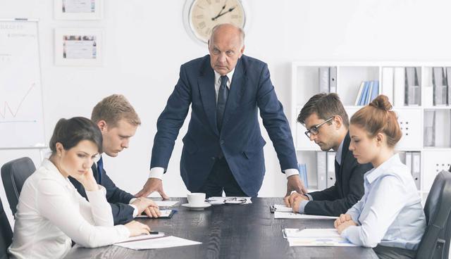 FOTO 2 | 2. No cumplir lo que prometes. Existen ejecutivos que muchas veces que, en un afán casi desesperado, buscan a toda costa convencer a un empleado de que haga algo en particular. En este intento iracundo recurren a falsos incentivos, como un aumento de sueldo, que nunca llega.

También hay ocasiones en que cometes este pecado ejecutivo inconscientemente. Cuando tienes buenas intenciones al hacer una promesa, pero no depende de ti cumplir el ofrecimiento que estás realizando.