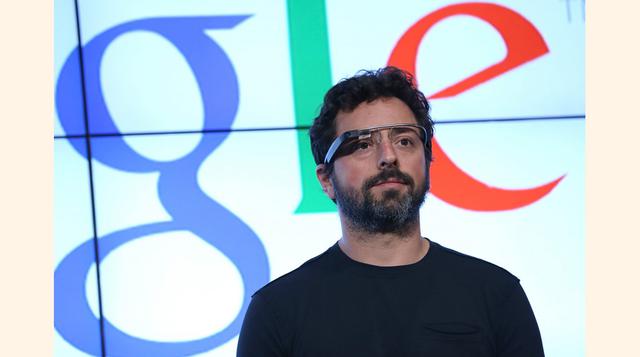 En 2012, Google anunció Google Glass, un ordenador portátil que presentara información de su campo de visión.