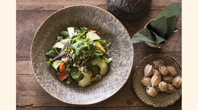 La propiedad cuenta con cuatro hectáreas de producción orgánica, donde los viajeros son invitados a cosechar los insumos locales, como quinua (roja, marrón y negra), alcachofa, maíz gigante natural de Urubamba, maíz morado, papas, cebolla, frijoles y bróc