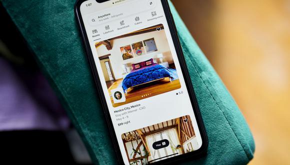 El sitio web de Airbnb en un teléfono inteligente instalado en el distrito de Brooklyn de Nueva York, EE.UU., el jueves 4 de mayo de 2023. Fotógrafo: Gabby Jones/Bloomberg