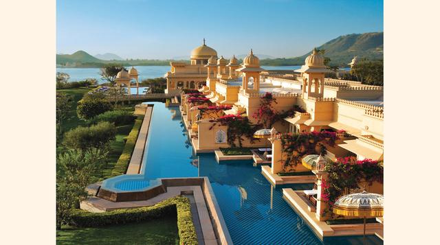 The Oberoi Udaivilas, Udaipur, Rajasthan (India). En medio del movimiento del país, el hotel parece un oasis ubicado en su isla privada adonde los huéspedes llegan en un bote privado. (Foto: businessinsider)