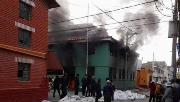 Turba de vándalos incendia comisaría de Ilave. (Foto: Andina)