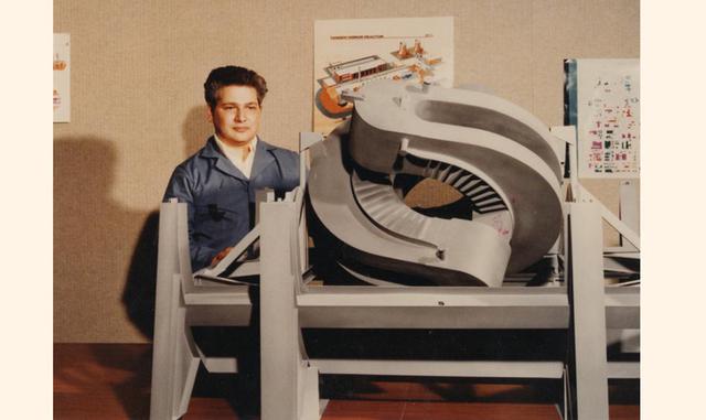 Aunque muchos no lo sepan, había un tercer fundador: Ronald Wayne. Sin embargo, antes de poder incorporarse a la empresa, Jobs y Wozniak decidieron comprarle su parte de la compañía por 800 dólares.