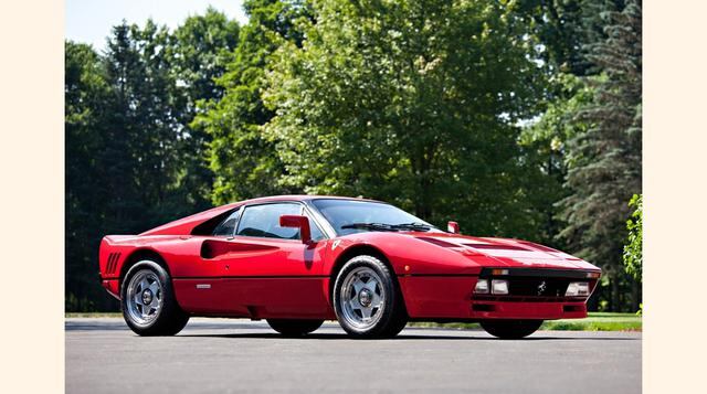 Ferrari 288 GTO (1984 – 1985). Creado para alcanzar las 200 unidades de producción y así poder homologarlo para competición en el Grupo B, lleva al extremo todas las claves de diseño del Ferrari 308, pero sin perder la sensualidad de sus líneas, incluyend