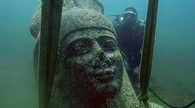 El trabajo de los arqueólogos permitió descubrir no sólo las dos ciudades, sino un gran número de artefactos y monumentos de relevancia y belleza únicas. Esta fotografía muestra una estatua gigante del dios Hapi, del siglo IV, hallada en Thonis-Heracleion