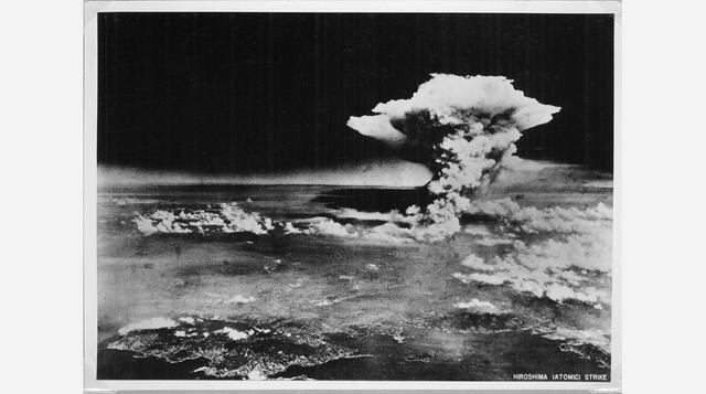 La explosión de la bomba atómica desató una amplia nube sobre Hiroshima. Esta fotografía fue tomada por el Ejército estadounidense el 6 de agosto de 1945 y es distribuida por el Hiroshima Peace Memorial Museum. Las letras escritas son de la fuente. (Foto.