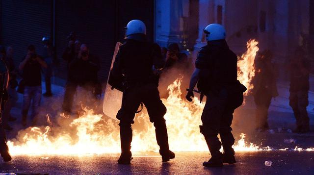 La policía griega es atacada con cócteles molotov lanzados por manifestantes que se oponen a las reformas y la política de austeridad decretada por el gobierno. (Foto: AFP)