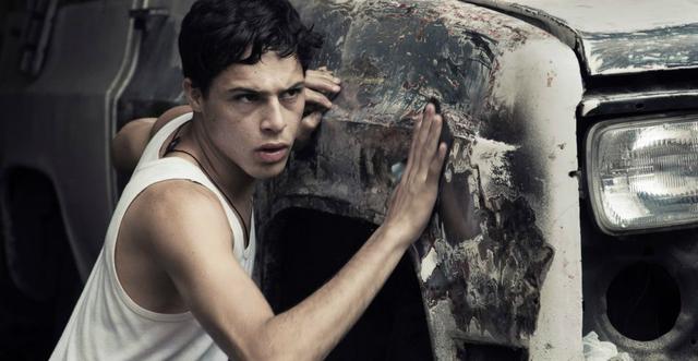 Venezuela – México: Desde Allá – dirigido por Lorenzo Vigas. Armando. Un hombre de mediana edad, lleva adolescentes a su casa ofreciéndoles dinero. Pero no los toca, solo los observa. Al mismo tiempo sigue a un hombre mayor con quien parece haber tenido u