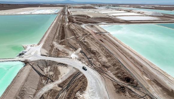 En esta vista aérea, pozos de salmuera que contienen carbonato de litio y montículos de subproductos de sal se extienden a lo largo de una mina de litio en el desierto de Atacama el 24 de agosto de 2022 en el Salar de Atacama, Chile.